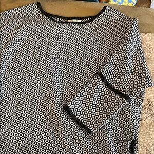 Max Studio black white Jacquard floral 3/4 sleeves knit tunic High Low Size-L